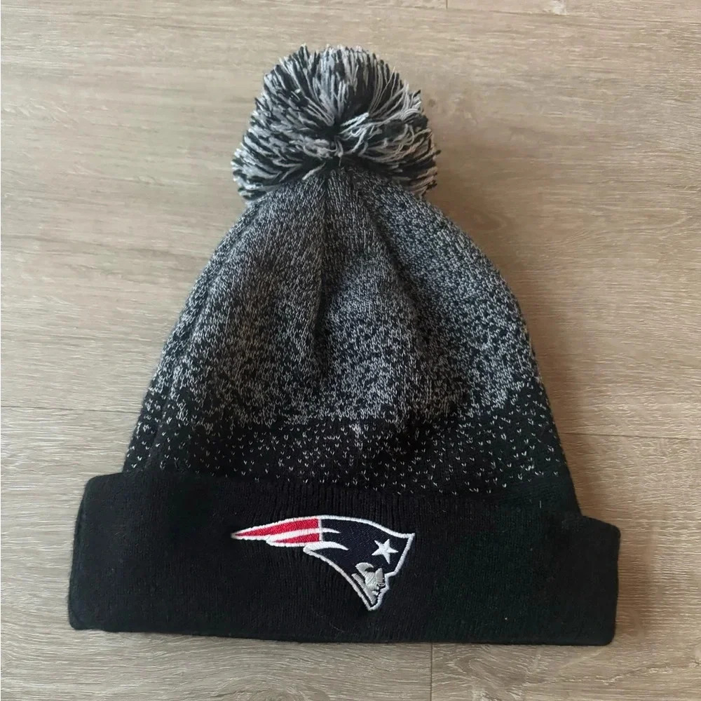 New Era New England Patriots Team Logo Cuffed Knit Hat with Pom Pom